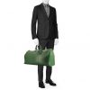Sac de voyage Louis Vuitton Keepall 55 cm en cuir épi vert - Detail D1 thumbnail