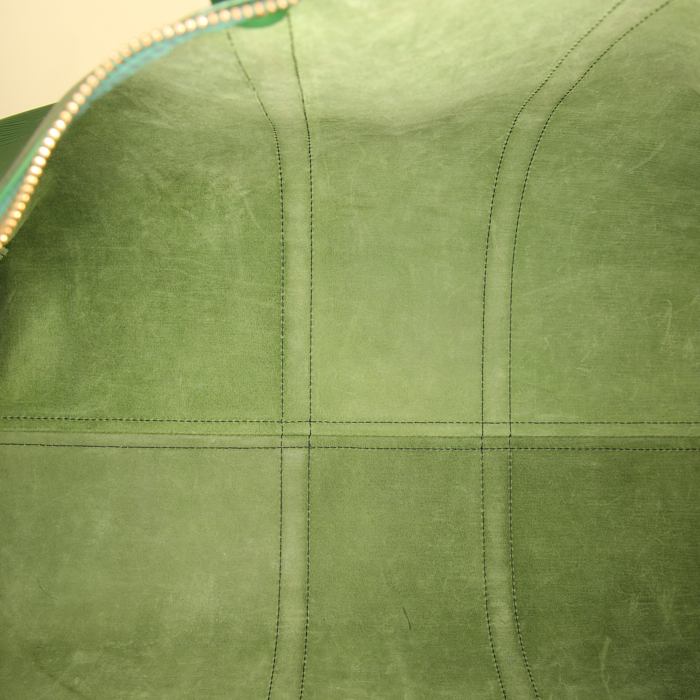Sac de voyage Louis Vuitton Keepall 55 cm en cuir épi vert - Detail D2
