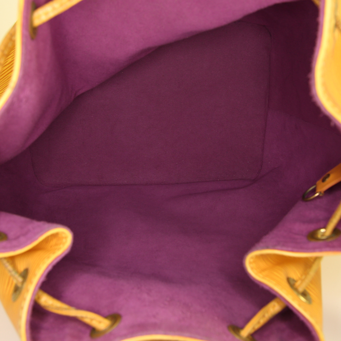 Shopping bag Louis Vuitton petit Noé modello piccolo in pelle Epi gialla - Detail D2