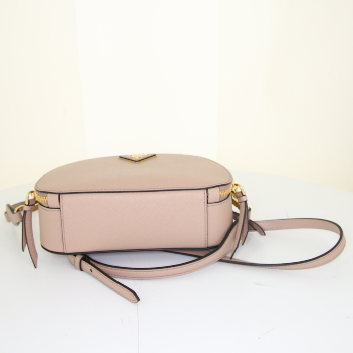 Bolso bandolera Prada Odette en cuero saffiano beige - Detail D5