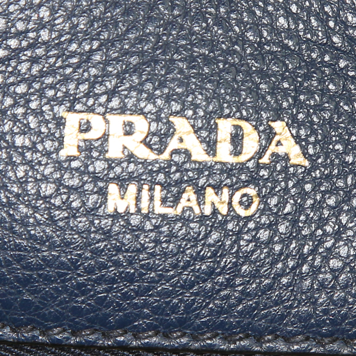Sac bandoulière Prada en cuir grainé bleu - Detail D4