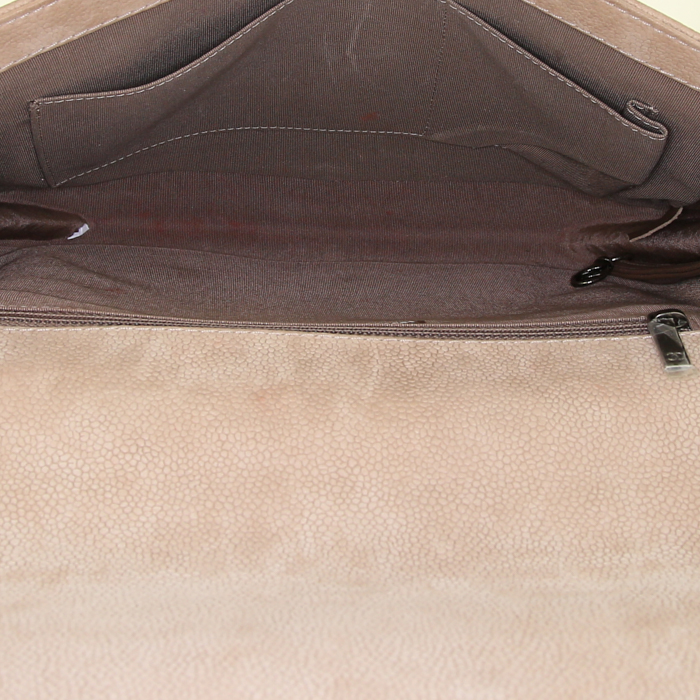 Bolso bandolera Chanel Boy modelo grande en ante acolchado beige - Detail D3