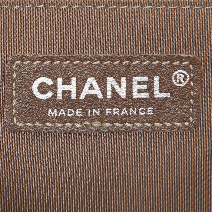 Borsa a tracolla Chanel Boy modello grande in camoscio trapuntato beige - Detail D4