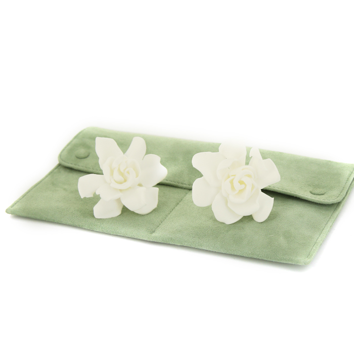 Paire de clips d'oreilles JAR Gardenia en résine blanche et or jaune - Detail D2