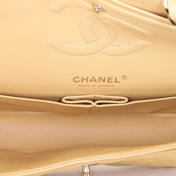 Bolso de mano Chanel Timeless Classic en cuero acolchado amarillo - Detail D3