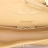 Bolso de mano Chanel Timeless Classic en cuero acolchado amarillo - Detail D3 thumbnail