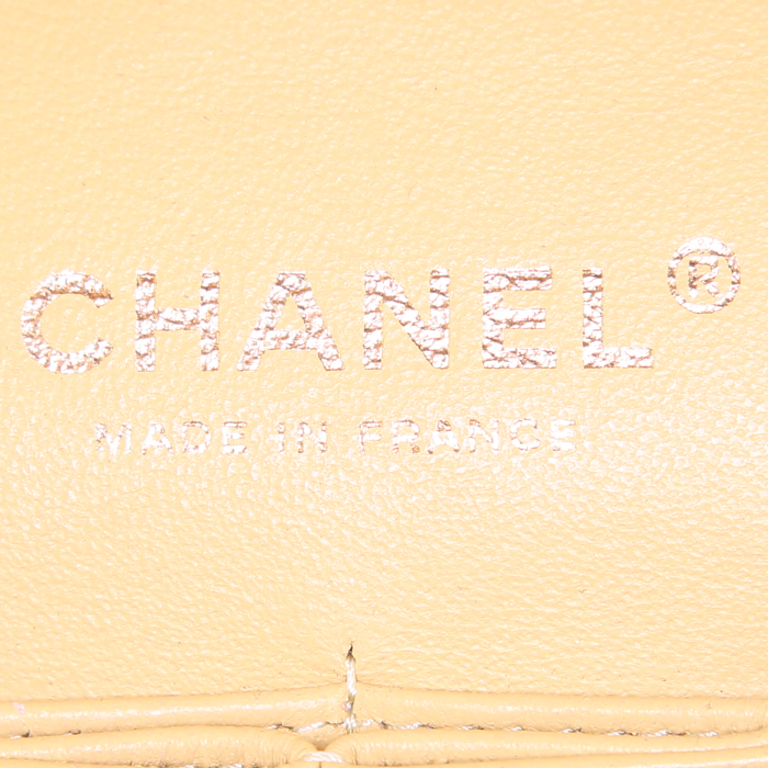 Sac à main Chanel Timeless Classic en cuir matelassé jaune - Detail D4