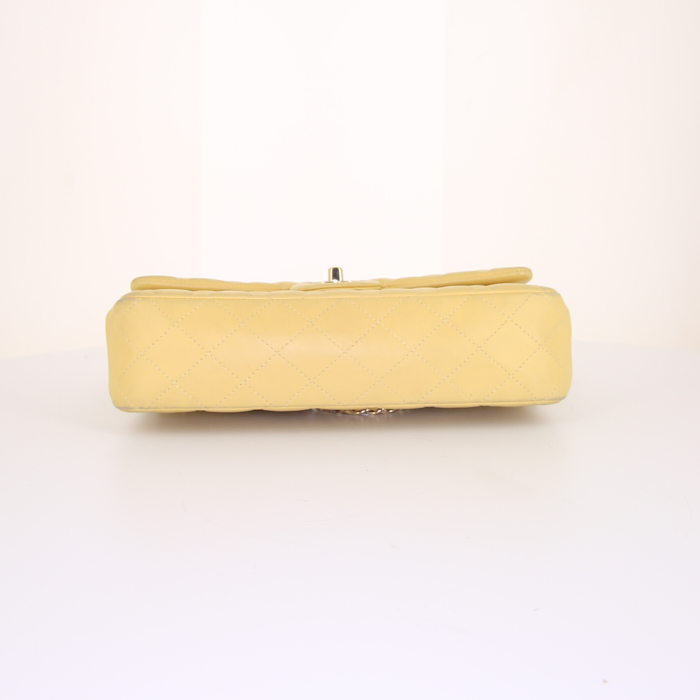 Sac à main Chanel Timeless Classic en cuir matelassé jaune - Detail D5