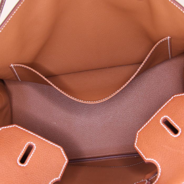 Bolso de mano Hermes Birkin 35 cm en cuero Barenia color oro - Detail D2