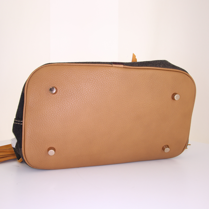 Bolso Cabás Burberry Susanna en ante bicolor amarillo y marrón y lona Haymarket beige - Detail D4