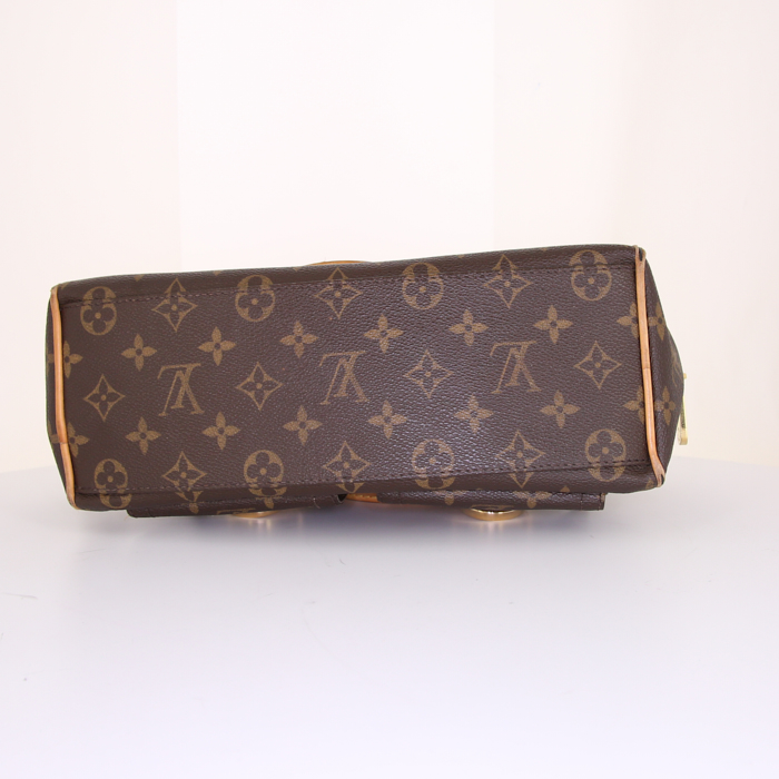 Sac à main Louis Vuitton Manhattan petit modèle en toile monogram marron et cuir naturel - Detail D4