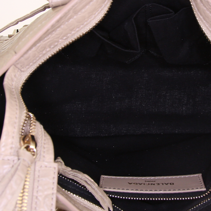 Bolso de mano Balenciaga Classic City en cuero beige - Detail D3