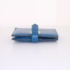 Billetera Hermès Béarn pequeña en cuero Tadelakt azul - Detail D5 thumbnail