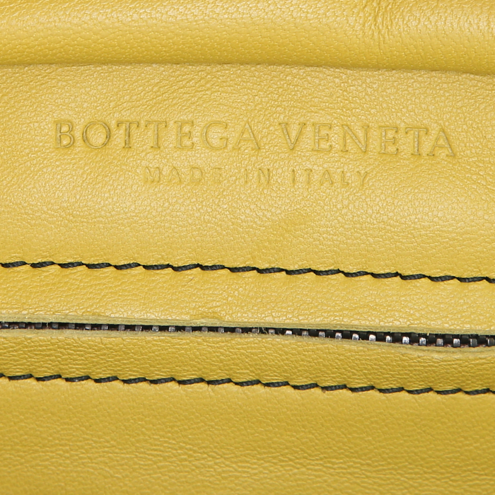 Bolso de mano Bottega Veneta Duo en cuero liso y cuero trenzado amarillo - Detail D3