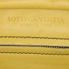Bolso de mano Bottega Veneta Duo en cuero liso y cuero trenzado amarillo - Detail D3 thumbnail
