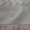 Bottega Veneta shopping bag in grey braided leather - Detail D3 thumbnail