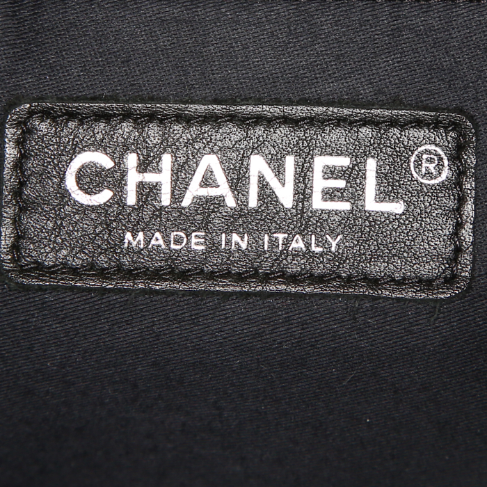 Sac bandoulière Chanel Boy-friend en cuir noir et cuir verni noir - Detail D3