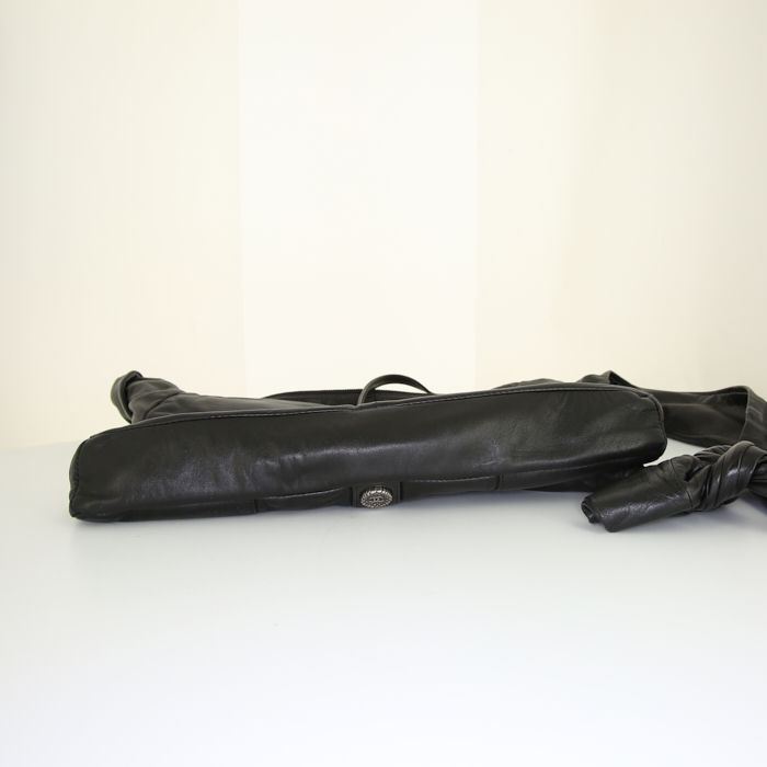 Chanel Boy-friend shoulder bag in black leather and black patent leather - Detail D4