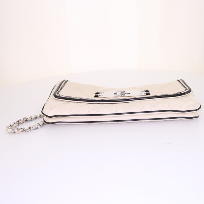 Borsa Chanel Croisiére in pelle trapuntata bianco sporco e profili neri - Detail D5