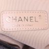 Bolso bandolera Chanel Boy en vinilo negro - Detail D4 thumbnail