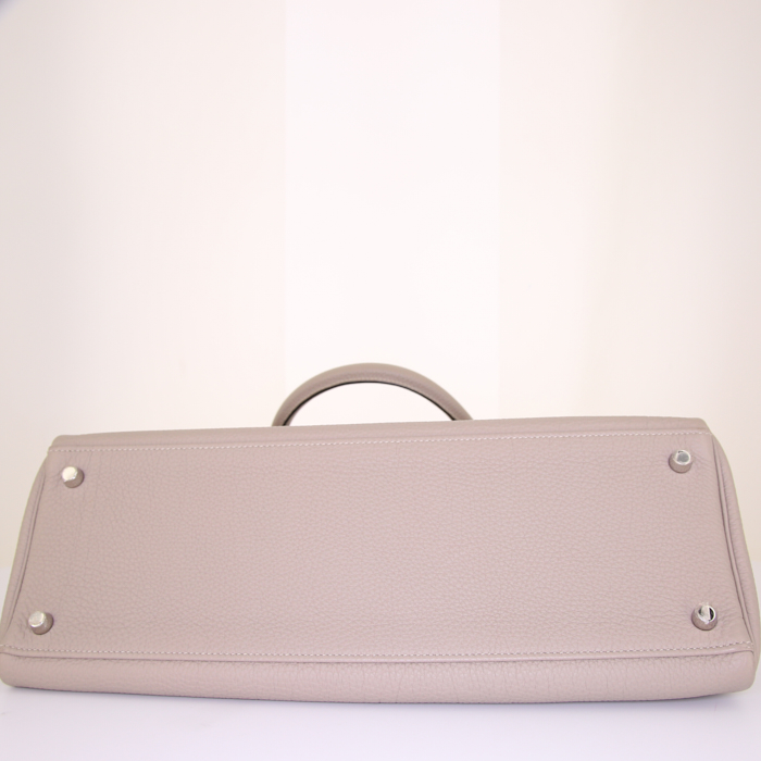 Bolso de mano Hermes Kelly 35 cm en cuero togo gris tórtola - Detail D5