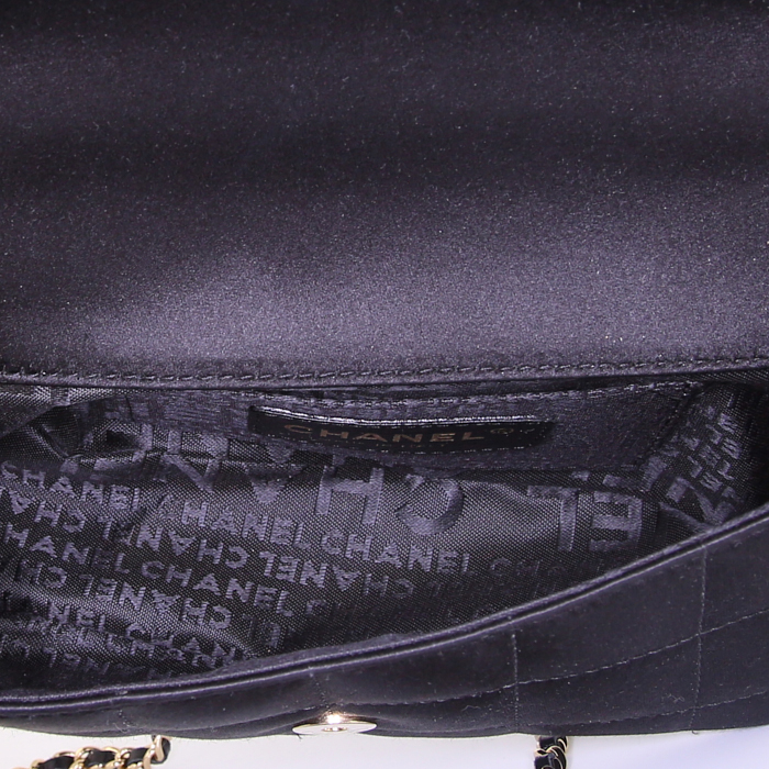Sac bandoulière Chanel Mini Timeless en satin noir - Detail D2