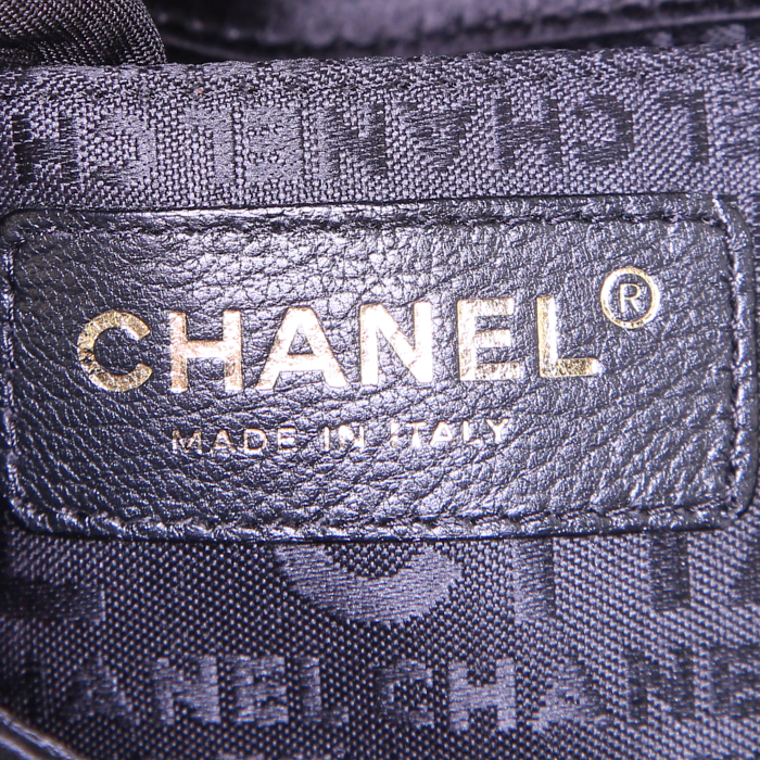 Sac bandoulière Chanel Mini Timeless en satin noir - Detail D3