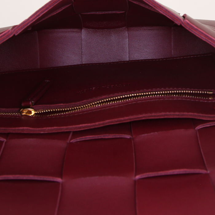 Bolso bandolera Bottega Veneta Casette en cuero trenzado color burdeos - Detail D2