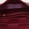 Bolso bandolera Bottega Veneta Casette en cuero trenzado color burdeos - Detail D2 thumbnail