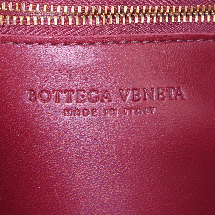 Bolso bandolera Bottega Veneta Casette en cuero trenzado color burdeos - Detail D3