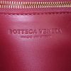 Bolso bandolera Bottega Veneta Casette en cuero trenzado color burdeos - Detail D3 thumbnail