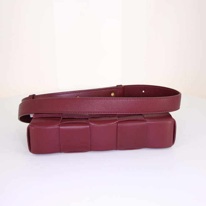 Bolso bandolera Bottega Veneta Casette en cuero trenzado color burdeos - Detail D4