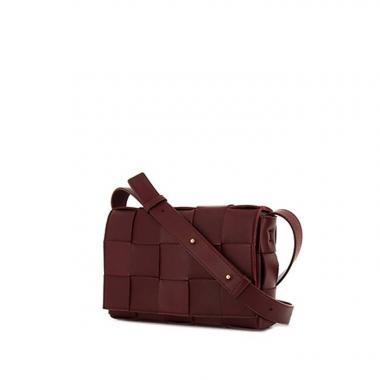 Bolso bandolera Bottega Veneta Casette en cuero trenzado color burdeos