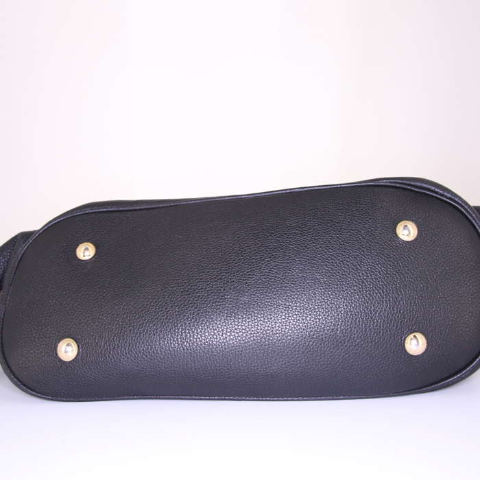 Bolso de mano Louis Vuitton L en cuero mahina negro - Detail D4