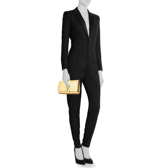 Louis Vuitton Louise pouch in gold leather - Detail D1