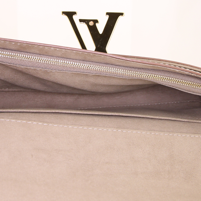 Pochette Louis Vuitton Louise en cuir doré - Detail D2