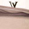 Bolsito de mano Louis Vuitton Louise en cuero dorado - Detail D2 thumbnail