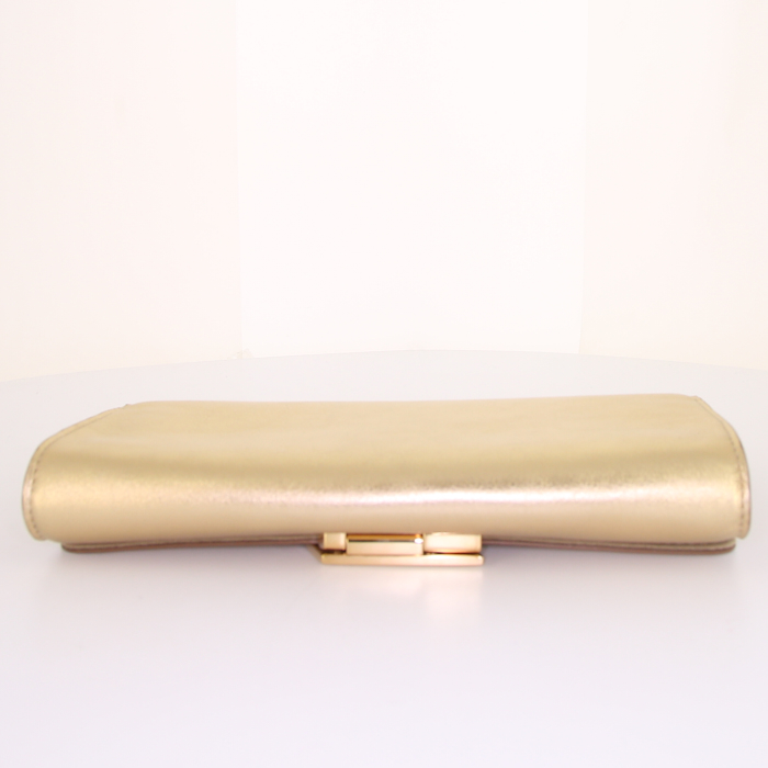 Louis Vuitton Louise pouch in gold leather - Detail D4