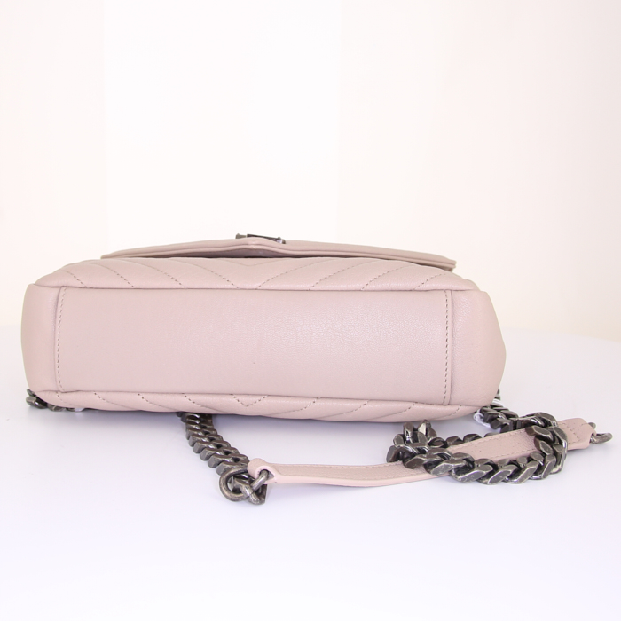Sac bandoulière Saint Laurent College en cuir matelassé chevrons beige - Detail D5