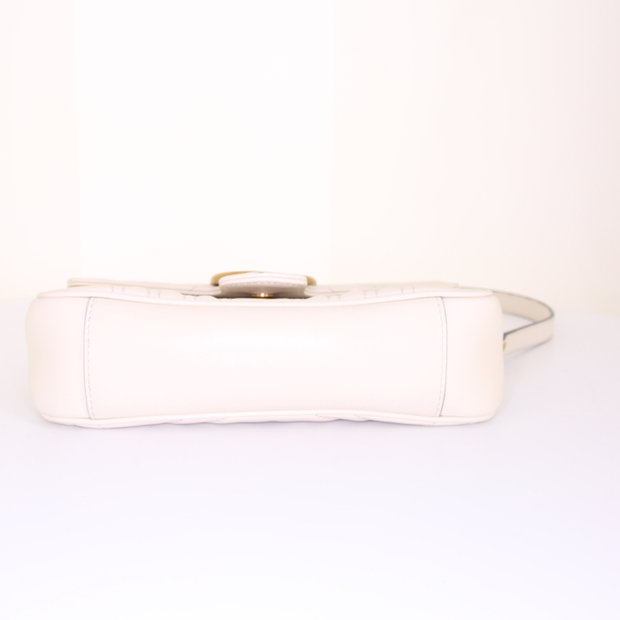 Sac bandoulière Gucci GG Marmont mini en cuir matelassé crème - Detail D5