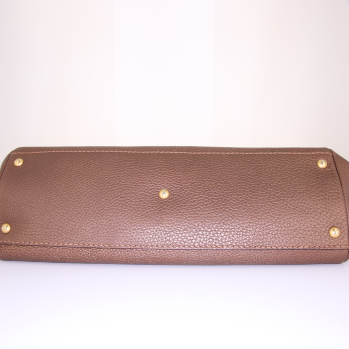 Bolso para llevar al hombro o en la mano Fendi Peekaboo Selleria modelo grande en cuero granulado bronce - Detail D5