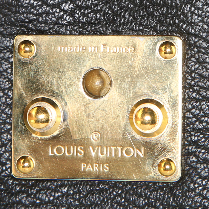 Bolso para llevar al hombro o en la mano Louis Vuitton L'Aimable en cuero suhali negro - Detail D3