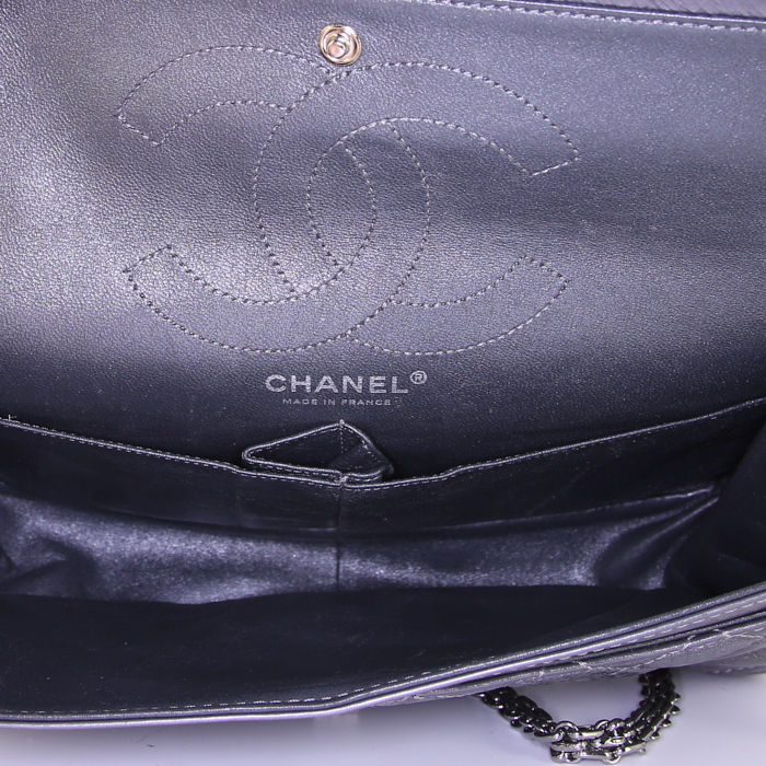 Chanel 2.55 shoulder bag in metallic grey quilted leather - Detail D3
