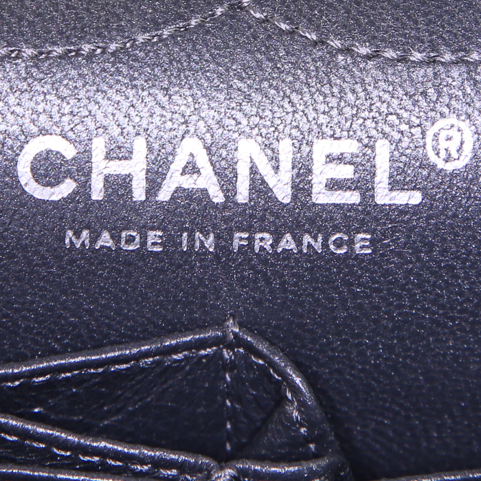 Sac bandoulière Chanel 2.55 en cuir matelassé gris métallisé - Detail D4