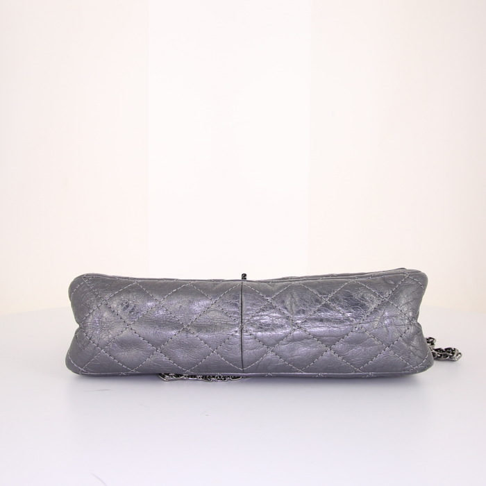 Sac bandoulière Chanel 2.55 en cuir matelassé gris métallisé - Detail D5