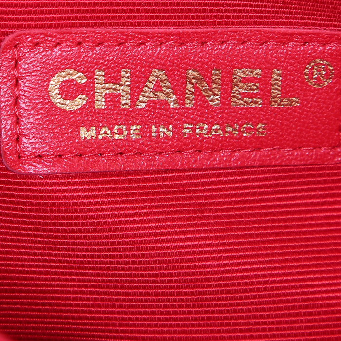 Sac bandoulière Chanel Timeless petit modèle en velours rouge - Detail D3