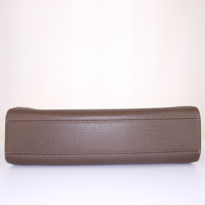 Sac cabas Louis Vuitton Kazbek en cuir taiga marron et cuir glacé marron - Detail D4