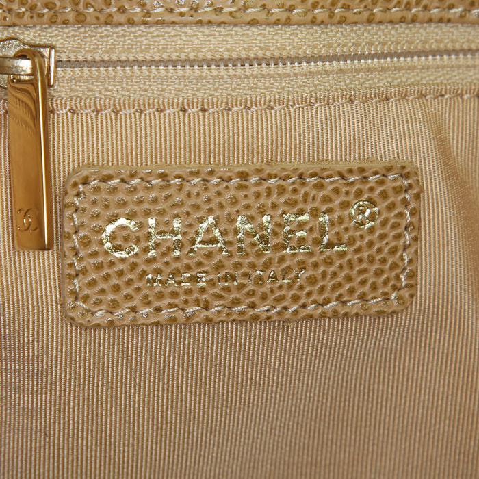 Bolso para llevar al hombro o en la mano Chanel Shopping GST modelo pequeño en cuero granulado acolchado beige - Detail D3