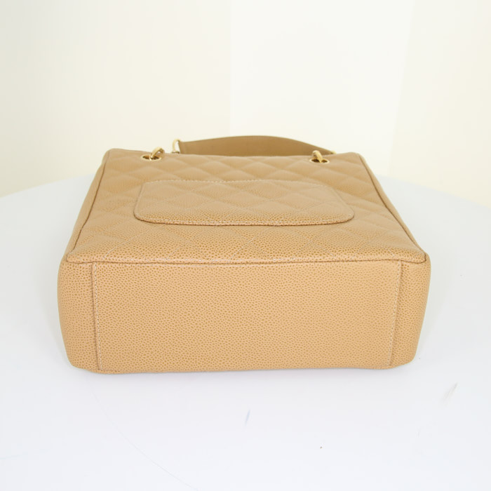 Sac porté épaule ou main Chanel Shopping GST petit modèle en cuir grainé matelassé beige - Detail D4