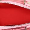 Borsa a tracolla Louis Vuitton Alma BB in pelle verniciata monogram rosa con motivo - Detail D2 thumbnail